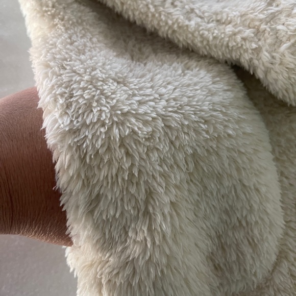 Size S soft surrounding Sherpa pullover sweater

#8 - Picture 4 of 5